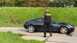 Auto raakt van dijk in Enkhuizen 3