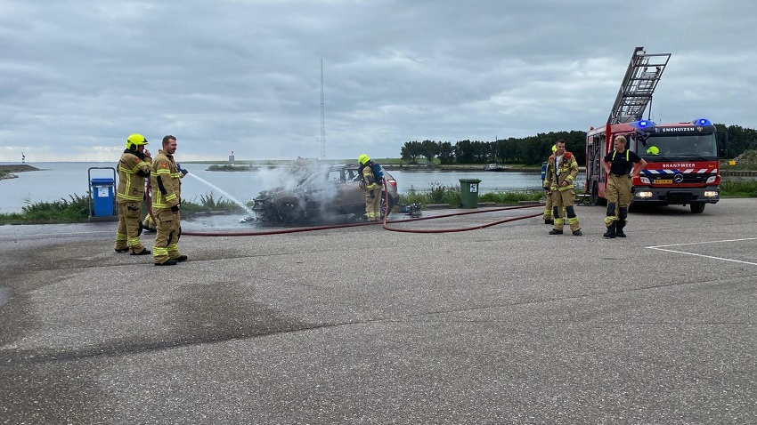 Auto in brand langs dijk Enkhuizen-Lelystad