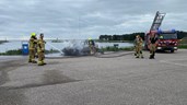 Auto in brand langs dijk Enkhuizen-Lelystad 2