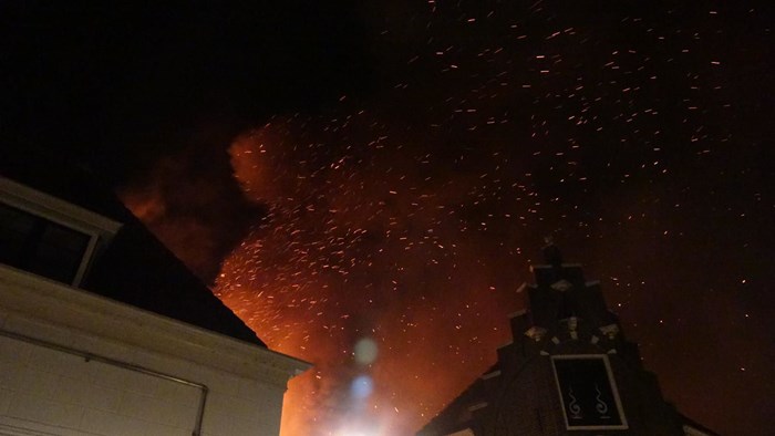 Zeer grote brand in centrum van Enkhuizen3