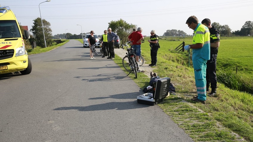 Fietser geraakt door uitstekende pijp van aanhangwagen in Ursem, automobilist doorgereden
