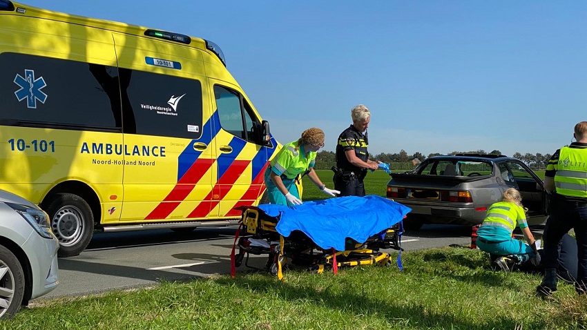 Fietser rijdt achterop auto in Wijdenes