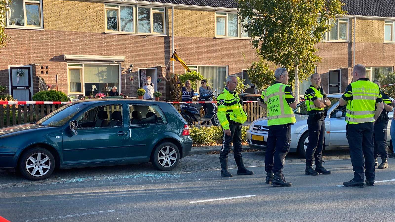 Vrachtwagen botst op geparkeerde personenauto in Medemblik