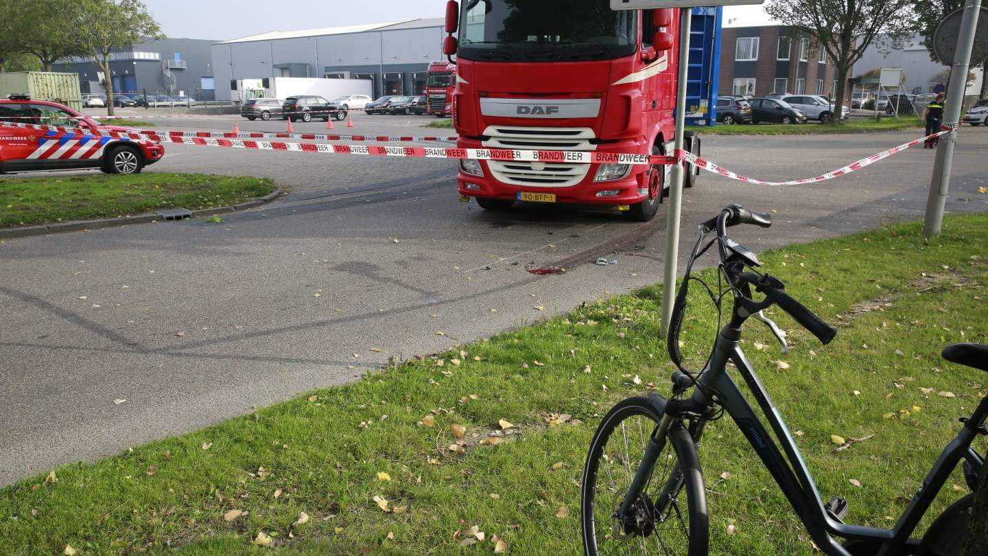 Forse aanrijding tussen fietser en vrachtwagen in Zwaagdijk-Oost