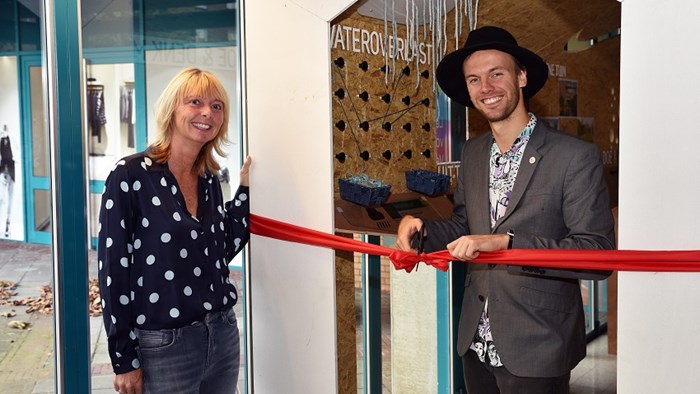 Maker Stef Heijnen-Bakker opent de tentoonstelling