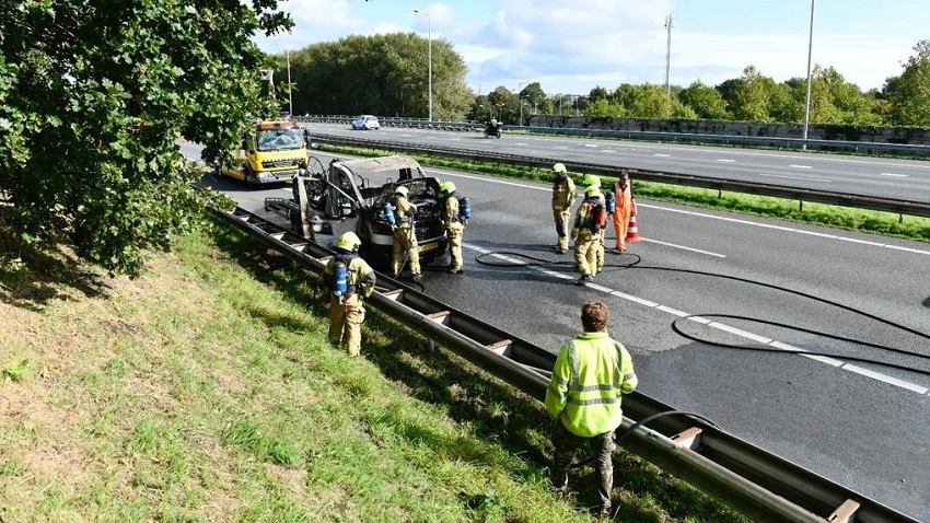 Auto met oplegger in brand op A7 bij Berkhout