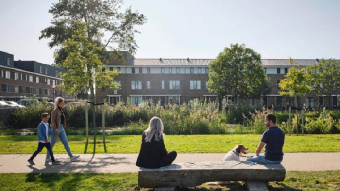 Mensen buiten op een bankje