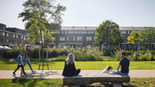 Mensen buiten op een bankje