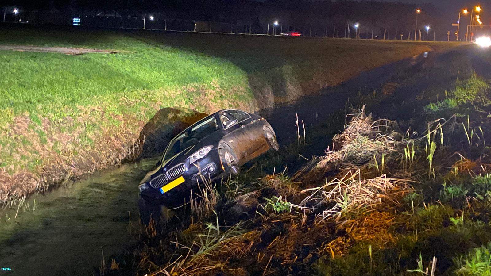 Auto te water in Lutjebroek
