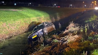 Auto te water in Lutjebroek1