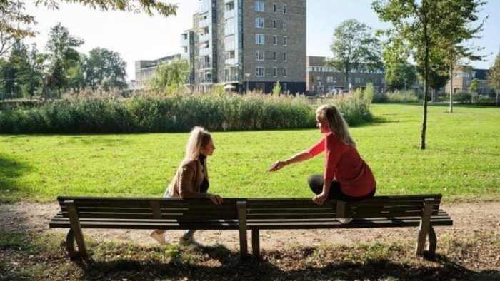 Mensen buiten op een bank