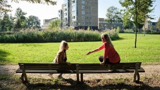 Mensen buiten op een bank