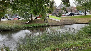 Persoon te water in Hoorn (Westersingel)