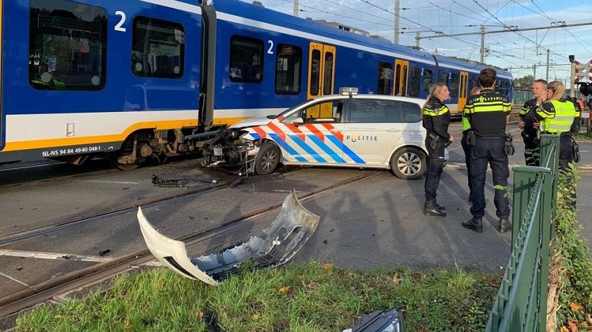 Politieauto botst met trein in Hoorn, treinverkeer stilgelegd