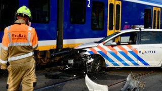 Politieauto botst op trein