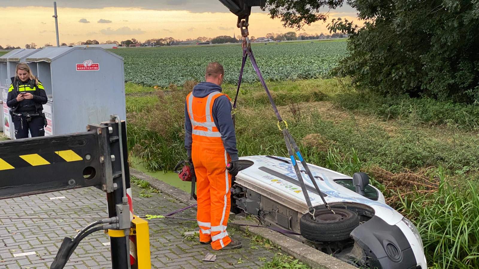  Bestelbusje belandt in water naast parkeerplaats Zwaagdijk-Oost