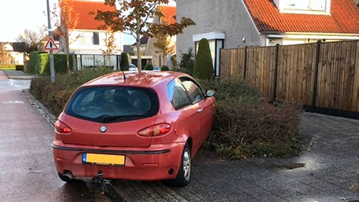 Auto uit de bocht bij Barnsteen