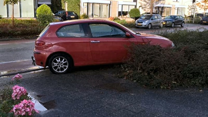 Auto uit de bocht bij Barnsteen1