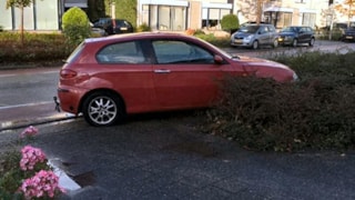 Auto uit de bocht bij Barnsteen1