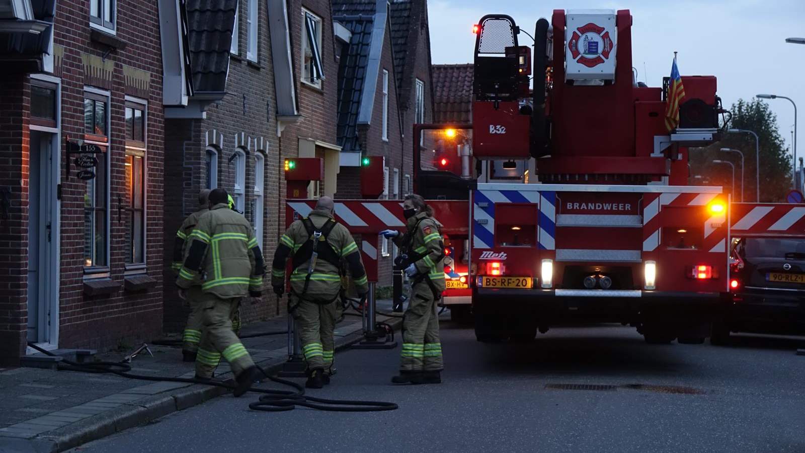 Schoorsteenbrand in Bovenkarspel, brandweer ventileert woning