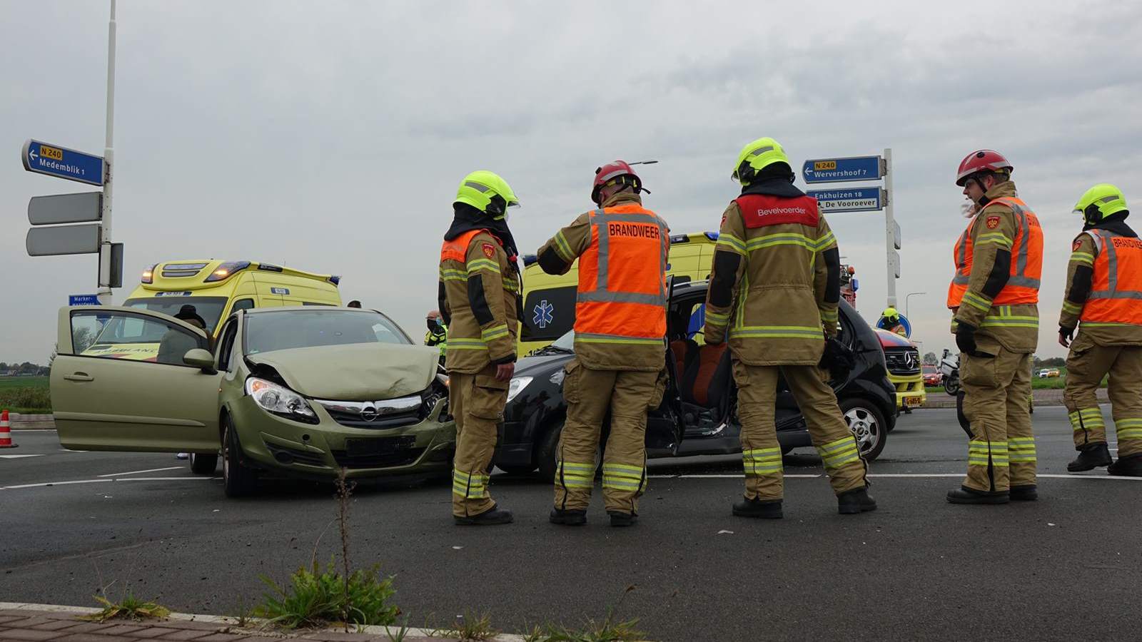 Auto's botsen in Medemblik: twee slachtoffers
