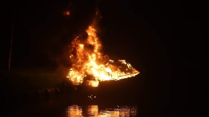 Bootje in Enkhuizen in brand2