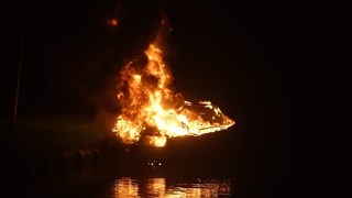 Bootje in Enkhuizen in brand2