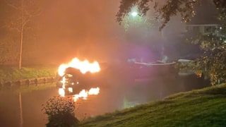 Bootje in Enkhuizen in brand5