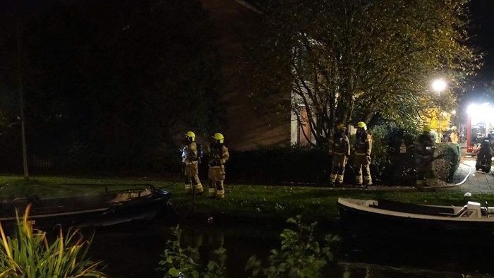 Bootje in Enkhuizen in brand1