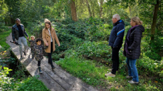 Mensen wandelend in het bos