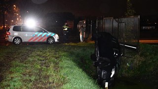 Auto belandt in sloot in Zwaag 2