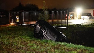 Auto belandt in sloot in Zwaag 1