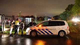 Auto belandt in sloot in Zwaag 3