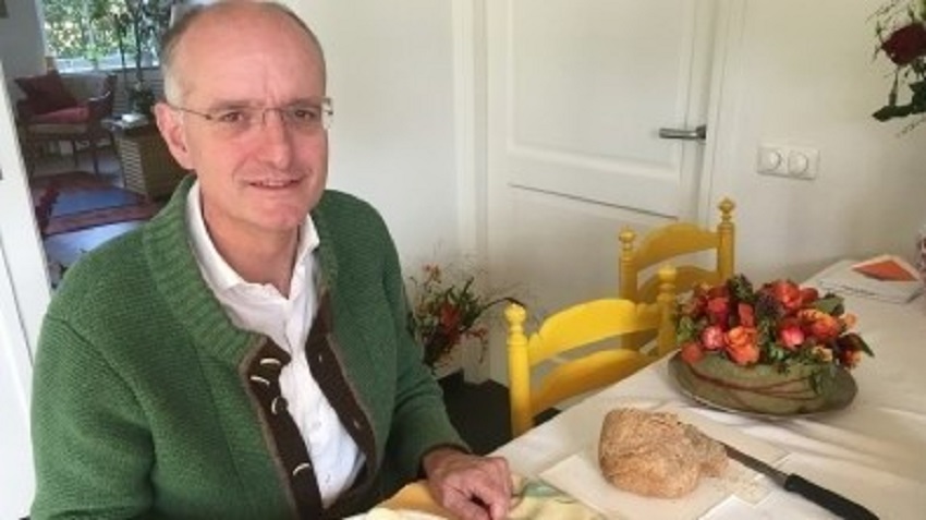 Oud-burgemeester Onno van Veldhuizen is weer thuis