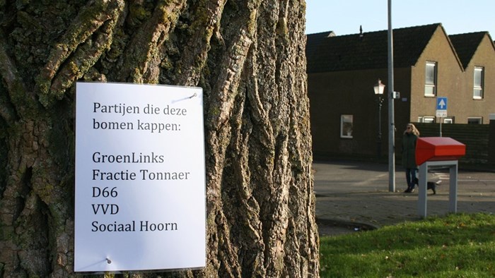 Pamfletten op bomen Westerdijk