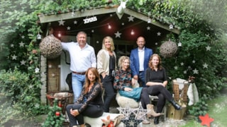 Het zeskoppige bestuur Stichting Kerstactie Westfriesland  vlnr staand Mark Floris - Nadine Korringa - Ruud Heijtinkg en vlnr zittend Chantal de Hoop - Manon Kleijn - Heidi Buysman.
