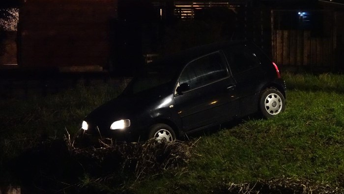 Auto uit de bocht in Andijk
