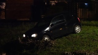 Auto uit de bocht in Andijk