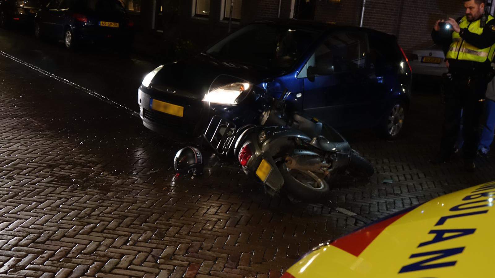 Scooterrijder botst met auto in Enkhuizen, persoon naar ziekenhuis gebracht