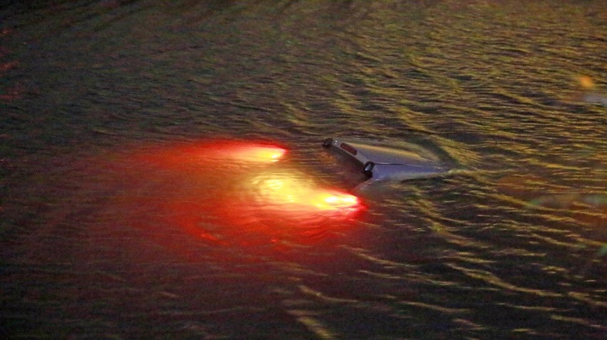 Auto te water gereden in Obdam