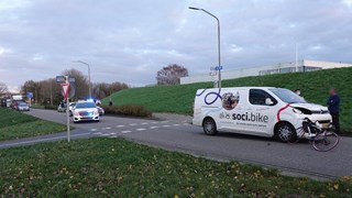 Wielrenner botst met busje in Enkhuizen 2