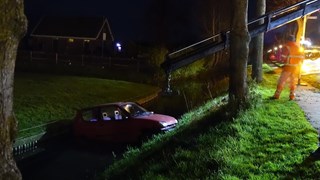 Auto te water na botsing in Zwaagdijk-Oost 2