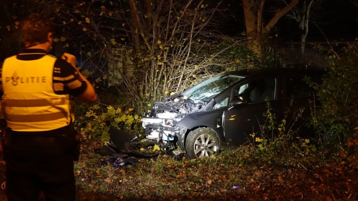 Auto tegen boom geknald op de IJsselweg1
