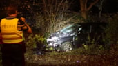 Auto tegen boom geknald op de IJsselweg1