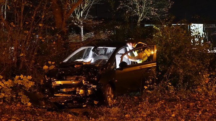 Auto tegen boom geknald op de IJsselweg2