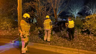 Auto tegen boom geknald op de IJsselweg3