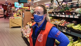 Medewerker DEEN met mondkapje