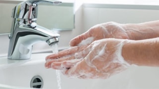 Handen wassen bij de kraan