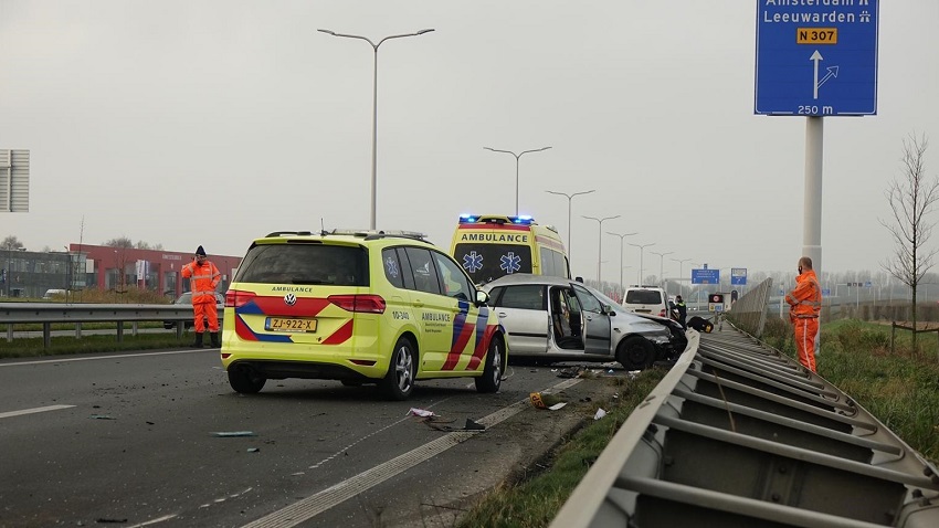 Ongeval tussen auto en vrachtwagen op Westfrisiaweg