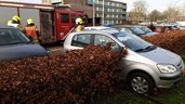 Betuurder parkeert in heg2